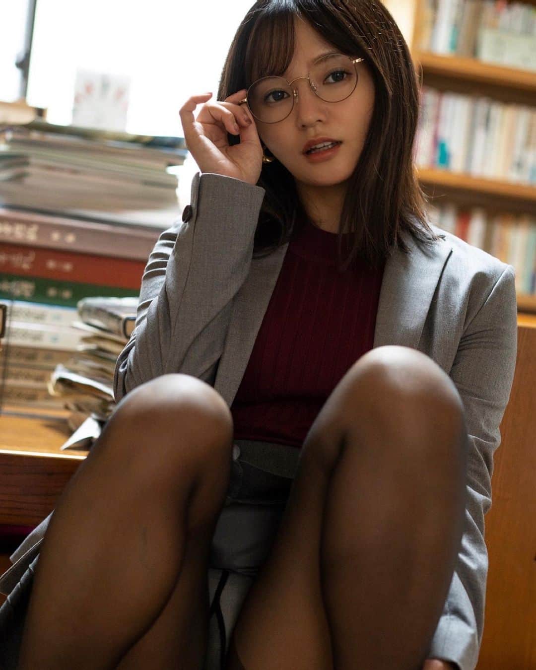 西永彩奈のインスタグラム：「🤍メガネ×スーツ🤍 . . #メガネ女子#眼鏡女子#スーツ女子#週プレ#週刊プレイボーイ」