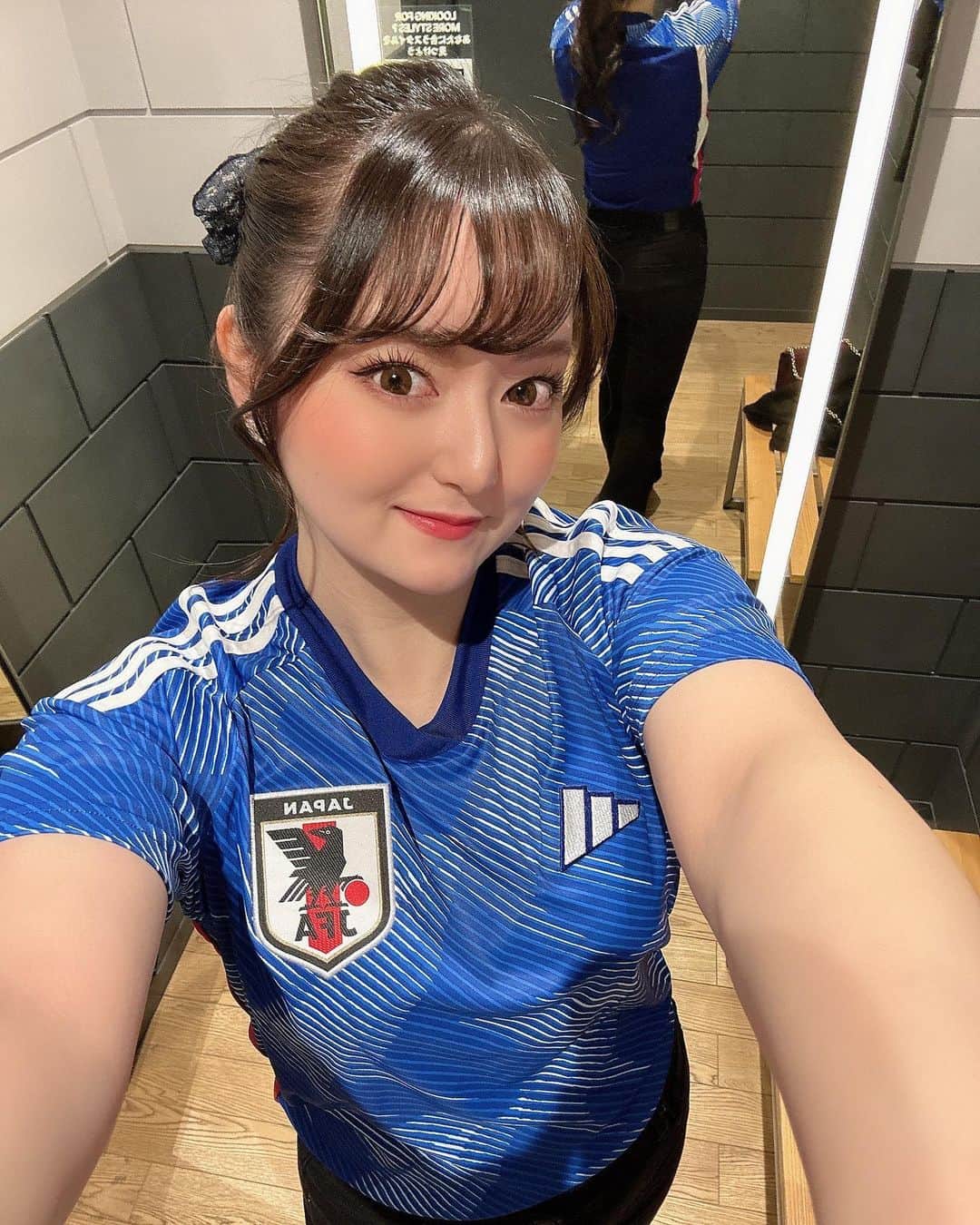 喜多川あゆのインスタグラム：「今回は負けてしまいましたね🥺 でも次も応援します！ 頑張って😖女子4人で渋谷にくりだしてた 応援してる時間が楽しかったし、楽しい時間をありがとう❤️ だいすき #W杯 #FIFA #サッカー #JAPAN #日本 #にっぽん #SAMURAI」