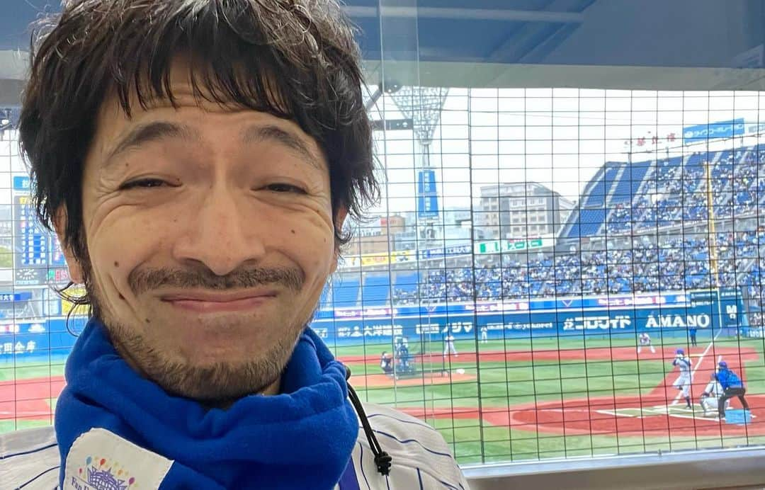 北川けんいちさんのインスタグラム写真 - (北川けんいちInstagram)「横浜ベイスターズファンフェスティバルにて宮崎敏郎選手と「心絵」を一緒に歌うという夢のような時間。余韻、じぇんじぇんさめない。 ベイスターズ公式Twitterで少し歌唱動画を観れるので、みてみてください！宮崎敏郎選手、歌めっちゃうまいんです！めっちゃ恥ずかしかったみたいですが！笑 ずっと登場曲で使ってくださっているので、ファンのみなさんもものすごくあたたかく、ホームってこーゆーことなんかな。などとホットな気持ちがじぇんじぇんさめない。 宮崎選手、そして横浜ベイスターズの来シーズンのご活躍を願っております！！横浜優勝！！！ ありがとうございました！  #宮崎敏郎  #心絵  #51  #背番号おそろにしてもらってん　 #横浜スタジアム  #ベイスターズ  #ファンフェスティバル」11月27日 23時21分 - kenichi_kitagawa