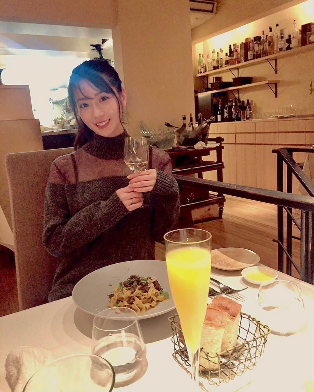 中川杏奈さんのインスタグラム写真 - (中川杏奈Instagram)「通ってる美容室の美容師せいこちゃん @k_sei_1225 とはじめてのごはん💓 同い年だけど美容室ではお互い敬語だったので 「今日からタメ口で話しましょう」 「嫌いなものありますか？」 「下の名前で呼んでいい？」 とお互い初の対面席とお店の良い雰囲気に余計緊張しながら初デートみたいな食事がスタート笑 メインのお肉を取り分ける時、手が震えすぎて産まれたての子鹿？ご老人？みたいになって恥ずかしかったけど大爆笑してくれてよかった😹 初デートでリードしなきゃと思う男性の気持ちがわかりました😳 ごはんも美味しかったし楽しかったけど、次回は大衆居酒屋のカウンターがいいね💓と言って川沿い歩きながら帰りました🫶 : 東京カレンダー意識してシースルー のニットにしたけどワインと緊張で顔が真っ赤でそれどころじゃなかった😫💦 初デートはカウンターがおすすめ💦 : #中目黒グルメ #中目黒イタリアン #ラルーナロッサ #中目黒川沿い #目黒川 #東京カレンダー ごっこ #中目黒ディナー #初デート」11月27日 23時38分 - annanakagawa0228