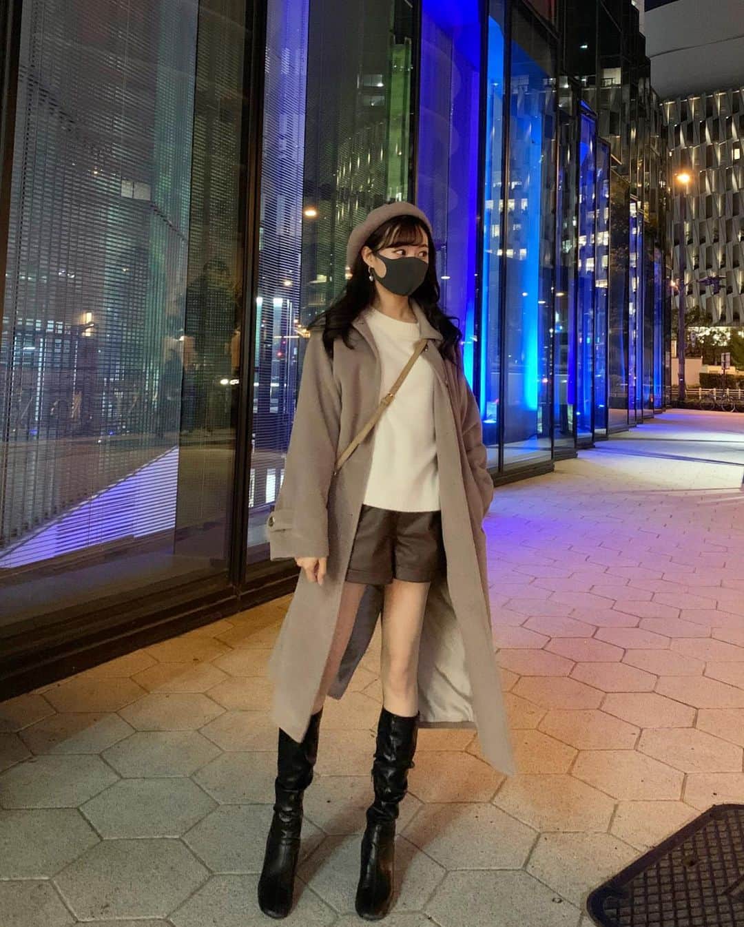のインスタグラム：「@hotping_japan のアウター🤎 今の季節ちょうどよすぎて、愛用してる😂ゆるっと着れるし、出社の時も、遊びに行く時も使いやすい〜！  [LOVB COAT] L-1316 グレーベージュ(G.beige)-1(XS-M)  私のインスタ写真をマジでよく撮ってくれる友達に頼んだら、サクッと上手く撮ってくれる。ありがてえ。  #HOTPING #ロングコート#ロングコートコーデ #グレージュカラー #グレージュ #グレーベージュ#ミニ丈#ショートパンツ#ショーパン#ショートパンツコーデ #ロングブーツ#ロングブーツコーデ #茶色コーデ#ベレー帽#ベレー帽コーデ」