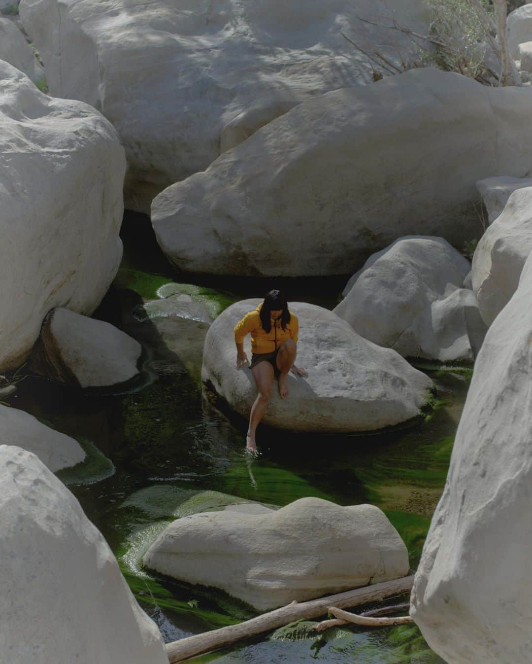 白石阿島のインスタグラム：「The rocks, ever-evolving, are shaped into curved and glacial looking sculptures by the water.  Lao Tzu once said, “Water is fluid, soft, and yielding. But water will wear away rock, which is rigid and cannot yield. As a rule, whatever is fluid, soft, and yielding will overcome whatever is rigid and hard. This is another paradox: what is soft is strong”.   Water being soft and strong reminds me of the soft power of storytelling. Here’s one story:  before Los Angeles was even a word on a map, it was called Tovaangar, the territory of the Tongva, Chumash and Kizh, who were then enslaved to build the San Gabriel Mission and San Fernando Mission. It may be unsettling to realize but urban areas that have become so ingrained in our collective consciousness as “American” were once native land, too.  📍Chumash, Kizh, Fernandeño Tataviam, Micqanaqa’n and Tongva land 📍Support and donate to @tongva.land (Tongva Taraxat Paxaavxa Conservancy) a Tongva led land conservancy in Tovaangar where land has returned to their hands for the first time. @noahsahady pic  @arcteryx used gear fit」