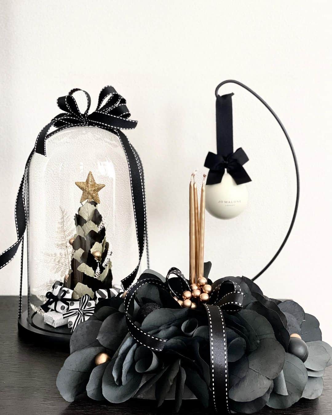 nobukoのインスタグラム：「かなり久しぶりに@bloomishへクリスマス🎄レッスンにいってきました✨ シックなBLACKのクリスマスアレンジ🎄  最初にディプロマコースで通っていたのは本当に初期だったので、15周年になると伺って時の経つのが早すぎてびっくり🫢 先生の作品は初めて見た時からモダンでスタイリッシュで私の好みそのもの✨ 先生は変わらずパワフルで美しくて会うと元気をいただけます。楽しかったー！ もっと作りたいものも話したい事もたくさんあるのでまた伺いまーす💓 #bloomish #flowerlesson #christmas #lesson #習い事」