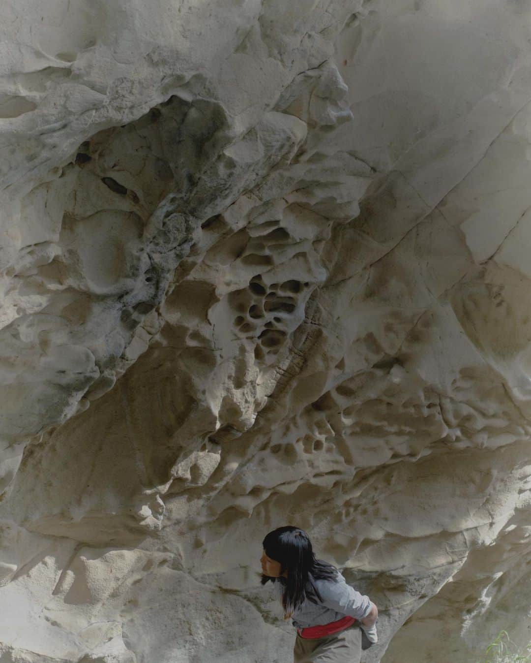 白石阿島さんのインスタグラム写真 - (白石阿島Instagram)「Malibu is also a word of Chumash origin, which is the name given to groups of California Indians that lived around the south-central coast. Chumash is derived from Tcú-mac, a word used by the Coastal Chumash to refer to Santa Rosa Island natives. Before the Spanish arrived, Chumash natives lived along the coast from San Luis Obispo to Malibu Canyon, and as far east as the edge of San Joaquin Valley.  November is Native American Heritage Month in the US and a time to celebrate and honor the rich and diverse cultures, traditions, histories and to acknowledge the important contributions of Native people. It’s also a great time to learn more about Native people and how tribal citizens are working to move beyond these challenges. I’m grateful to be part of the collective effort of the #arcteryx athlete team to share the stories of the original caretakers and names of places that are special to each of us. We are hoping that by acknowledging the first stewards, amplifying the past and current impact of Indigenous stewardship, we can help to begin to undo the erasure caused by the renaming of important places.   📍Chumash, Kizh, Fernandeño Tataviam, Micqanaqa’n and Tongva land 📍Support and donate to @tongva.land (Tongva Taraxat Paxaavxa Conservancy) a Tongva led land conservancy in Tovaangar where land has returned to their hands for the first time. @noahsahady pic   Some resources to learn more: * https://tongva.land/ to learn the history & mission of The Tongva Taraxat Paxaavxa Conservancy, and their Land Back efforts * https://www.santaynezchumash.org/chumash-history to learn more about the rich cultural history and work of the Santa Ynez Band of Chumash Indians.」11月27日 15時07分 - ashimashiraishi