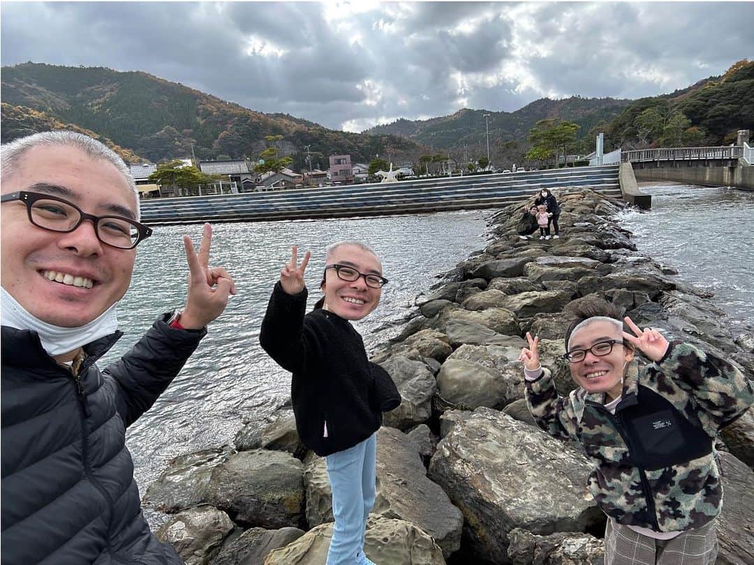 瀬戸弘司のインスタグラム：「甥っ子姪っ子たちと海へ。 岩の上に打ち上げられた小さなフグを見つけたので、木の枝と貝を入れて基地を作った。フーちゃん・カイちゃんと名前を付けて海に帰す。 蟹もいた。  最後は展望台に登り、3人でぼーっと海を眺めていた。」