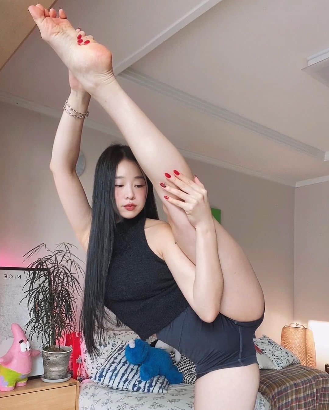 sanga yoginiのインスタグラム：「Kicku 🙄」
