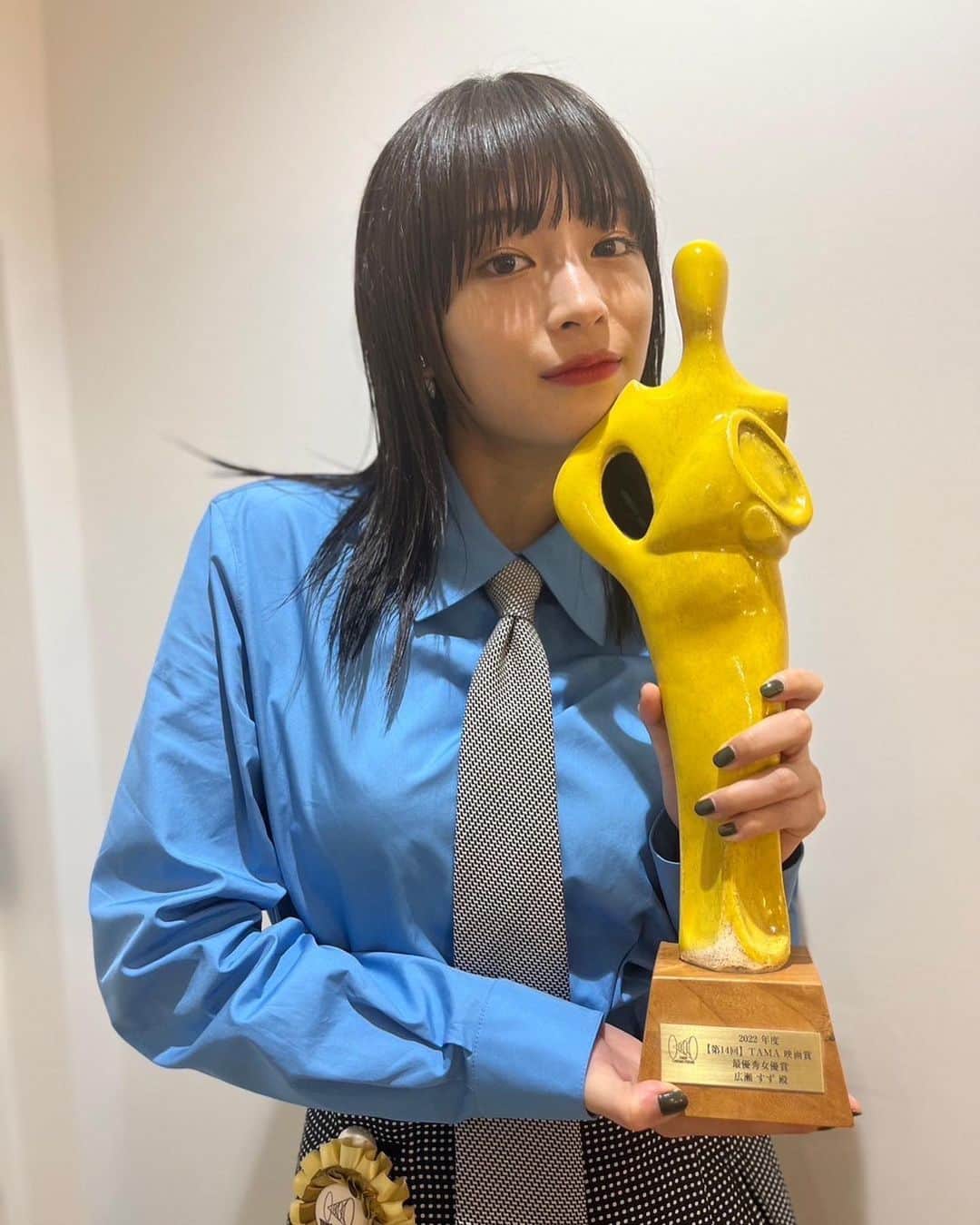 広瀬すずのインスタグラム：「TAMA映画賞 最優秀女優賞いただきました！ 流浪の月、みてくださった皆様、 本当にありがとうございます  更紗として生きれて良かったです 大きな大きな財産です  支えてくださった李組の皆様、感謝です  そして、桃李さん、流星くんもおめでとうございます！」