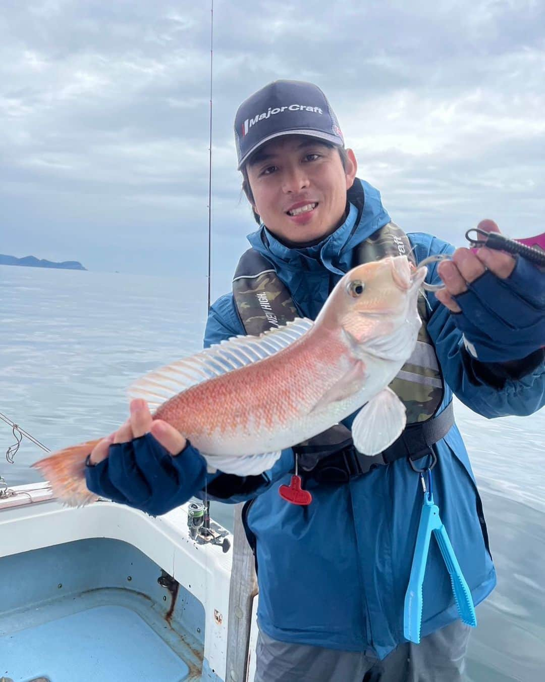 江間丈のインスタグラム：「#シロアマダイ  久々のプライベート釣行🚣‍♀️🌊 初めての海域だったけど お目当て1匹釣れてよかった〜✨ プライベートでももっともっと 行きたいね🎣  #アナウンサー #リポーター #釣り #タイラバ #アマラバ #オフショア #四国 #徳島」