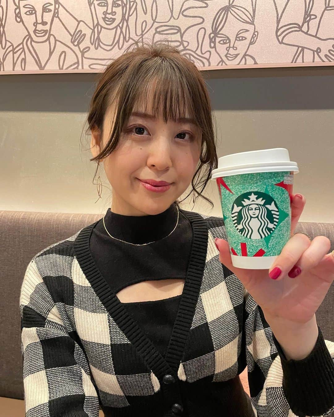 磯田彩実さんのインスタグラム写真 - (磯田彩実Instagram)「. 何杯飲むの？  って1日🫠🤎  黒いバッグを探し求めて見つからないここ最近の休日です。  🖤🤥👜  #おやすみ#お出かけ #食べて#食べて#飲む #お腹じゃぶじゃぶ #cafe#coffee #thelighthousecoffee  #starbucks  #ootd#outfit #herlipto  そして念願の#とんかつ檍 お肉、最高🤤」11月27日 17時27分 - ayami_isoda.tvh7