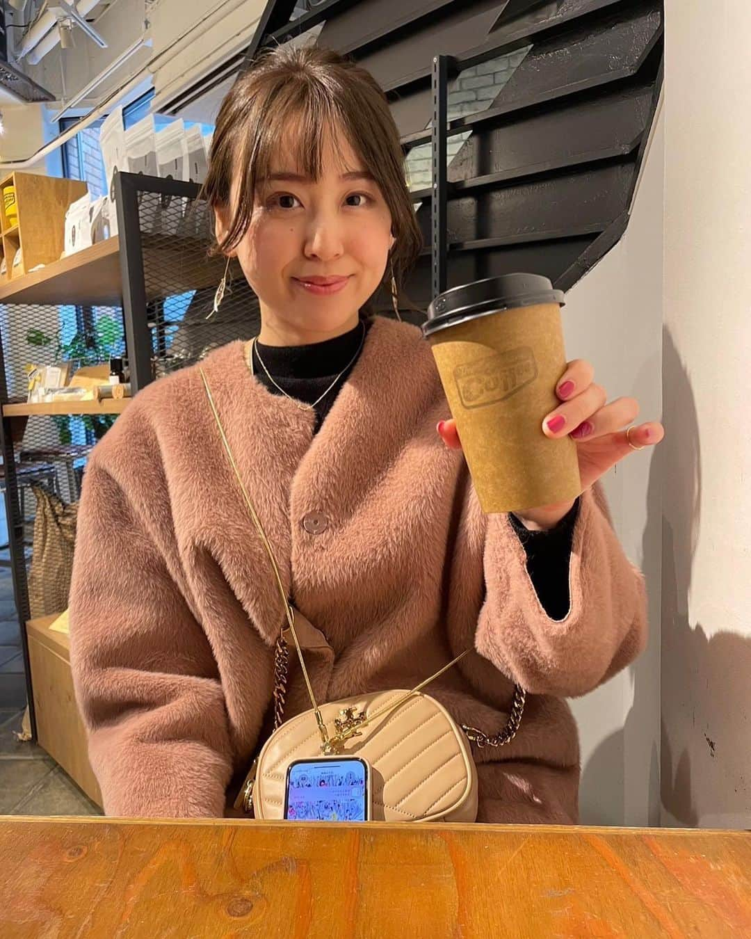 磯田彩実さんのインスタグラム写真 - (磯田彩実Instagram)「. 何杯飲むの？  って1日🫠🤎  黒いバッグを探し求めて見つからないここ最近の休日です。  🖤🤥👜  #おやすみ#お出かけ #食べて#食べて#飲む #お腹じゃぶじゃぶ #cafe#coffee #thelighthousecoffee  #starbucks  #ootd#outfit #herlipto  そして念願の#とんかつ檍 お肉、最高🤤」11月27日 17時27分 - ayami_isoda.tvh7