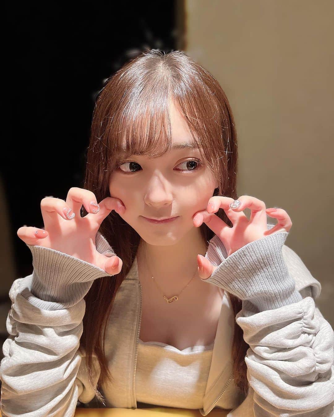由良朱合のインスタグラム：「実は最近人生で初めて、ジェルネイルをして頂きました🧏🏻‍♀️🌟  ネイルが見える写真を撮ってもらいたくて、はるなちゃんに撮ってもらいました💅  可愛い〜！！！！繋げるとハート型になるようなデザインにして頂きました♡ 爪が可愛いとテンションがあがります！！！ありがとうございます😆🌟  #lilybeautynail #ネイル#ワンホンネイル #ネイルデザイン  #instagood #instalike #instagram #japanesegirl #gravure#photography #flowers #fff #셀카#뷰티스타그램#셀카그램#좋아요#팔로우 #粉我#portrat#beauty #日本的#內衣#奶#泳衣」