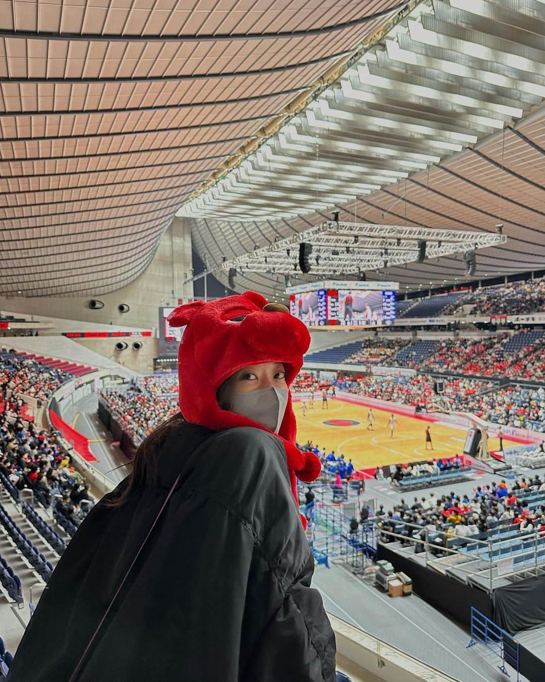 鮎川桃果のインスタグラム：「プロのバスケットボールの試合を観るのは初めてで、#alvarktokyo を応援してきました🏀 選手オススメのミートナチョスとビールしながらの観戦は最高に楽しかった‼︎ 帰る頃にはマスコットキャラのルークのファンになってたよ🐻  I watched basketball for the first time.」
