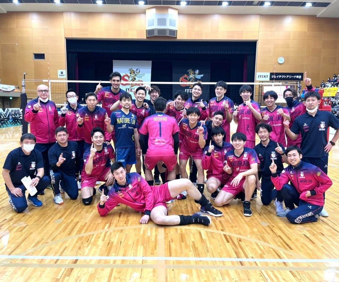 平田亮介のインスタグラム：「全員で掴み取った一勝🔥 本当に応援ありがとうございました😊  この勢いで来週も戦います！！ 来週はホームゲームです🥟  #東京グレートベアーズ #グレベア #ネイチャーラボ #volleyball #vリーグ」