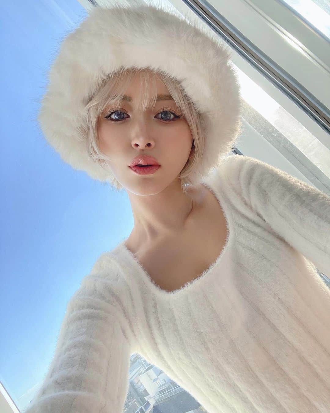 美咲あいりのインスタグラム：「🫧 ⁡ ⁡ VISIA顔面分析で肌診断してから気になるところを 肌ケアしてきたら肌の調子が良くなったぁ✨ ⁡ 施術したメニューは ･フォトフェイシャルM22 (しみ治療) ･メソナ-J (肌荒れ防止・ニキビ・美白・毛穴改善・肝斑・肌質改善) ⁡ ⁡ メソナ-Jは浸透しにくい高分子成分を肌深層まで 大量導入できるから直後から肌がぷるぷるになって嬉しい✨ ⁡ ⁡ ⁡ @omc_clinic_roppongi  @omotesando_medical_clinic  #表参道メディカルクリニック #肌診断 #VISIA #フォトフェイシャル #シミ #M22 #メソナJ」