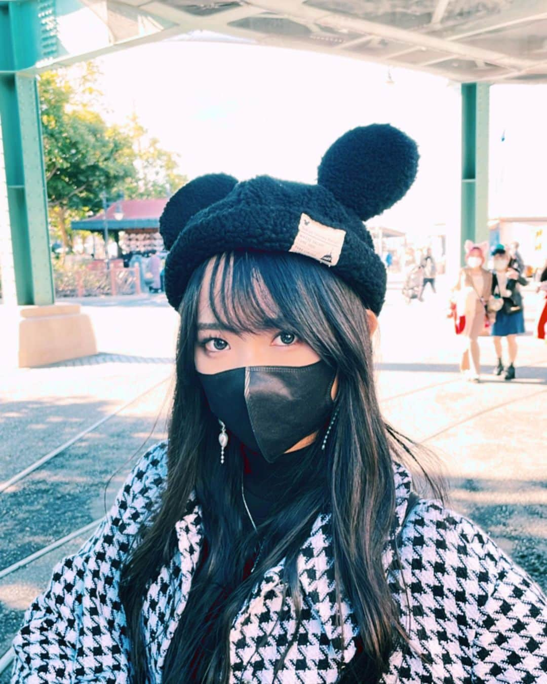 歌田初夏のインスタグラム：「へへっ☺️  #ディズニー　#ディズニーシー　#写真　#11月　#終わりますね　#秋　#何かしましたか？　#私は柿を食べ過ぎると胃に石ができるというニュースを見てから　#震えながら柿を食べる日々です」