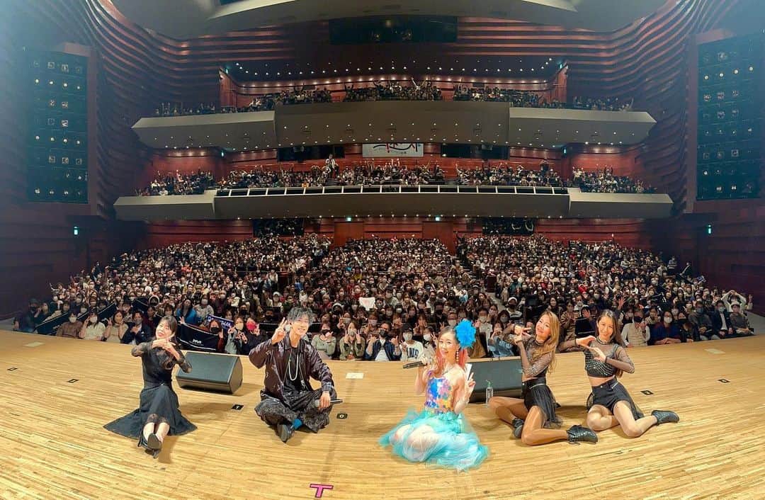 松浦航大のインスタグラム：「北九州劇場大ホール 満員御礼ー！！！ ずっとライブで来たかった福岡県！ みんながくれた手拍子、笑顔、エネルギーがすごかった！ 今日も全身全霊ステージで歌えました！ ありがとうございました！ . この衣装サングラスと似合いすぎてかけちゃった😂 . #荒牧陽子 #松浦航大 #ものまね #北九州劇場大ホール  #福岡 #yabushita」