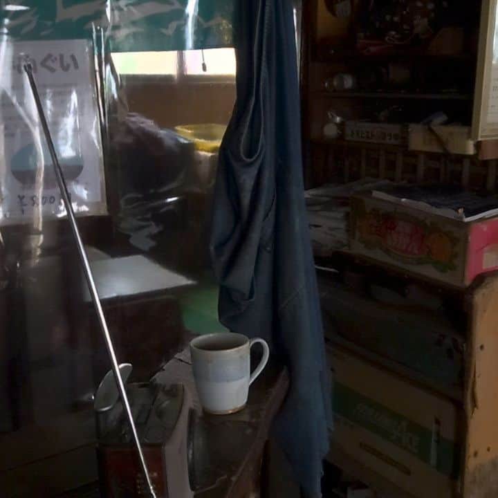 のインスタグラム：「ラジオが静かに流れる 山小屋らしい山小屋 ランプの灯る小屋 丸川荘 大菩薩嶺 甲州アルプス  人生に悩んだらここへ！？ 山と生きる  #丸川荘 #只木さん #甲州アルプス #大菩薩嶺  #富士山 #甲州大菩薩ネルチャークラブ  #甲州市 #石井スポーツ #石井スポーツ登山学校  #石井スポーツアドベンチャーズ」
