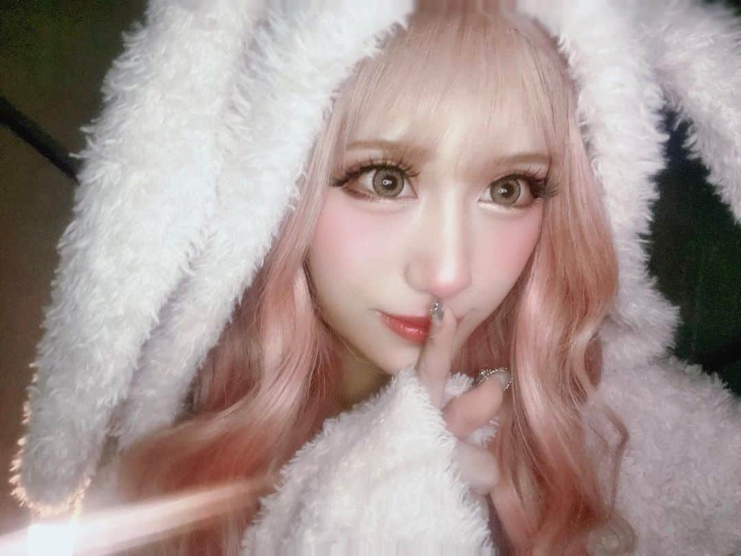 あいめろ姫のインスタグラム：「【雑誌バトルの結果報告🐰⸜❤︎⸝‍】 ⁡ ⁡ egg秋冬号 サイン雑誌予約数バトルの結果 上位6位に入る事ができました😭💖💭 ⁡ 1冊1冊が重たいです、愛をありがとう、 沢山サイン書かせてくれてありがとう、 ⁡ 皆のおかげで雑誌に載るページが増えました😿♡ 沖縄で思い出もできました(ᐢ ⸝⸝o̴̶̷̤ ̫̭ o̴̶̷̤⸝⸝ ᐢ)🎶 ⁡ 1冊から嬉しいのですが、 5冊10冊と沢山予約してくれる方も居て とても嬉しいくて涙でます🥲❕ ⁡ 何よりeggモデル28人いる中から【あいめろ】選んで くれた事が1番嬉しいです、、、( ߹꒳​߹ )♡︎ ⁡ 可愛い若い後輩ちゃんが増えてきて もうすぐ23だからとても不安ばかりです、 ⁡ あいしゅを応援してくれた皆さんありがとうございます❣️ 大好きだよ〜！！これからも一緒にいよう💘🥺」