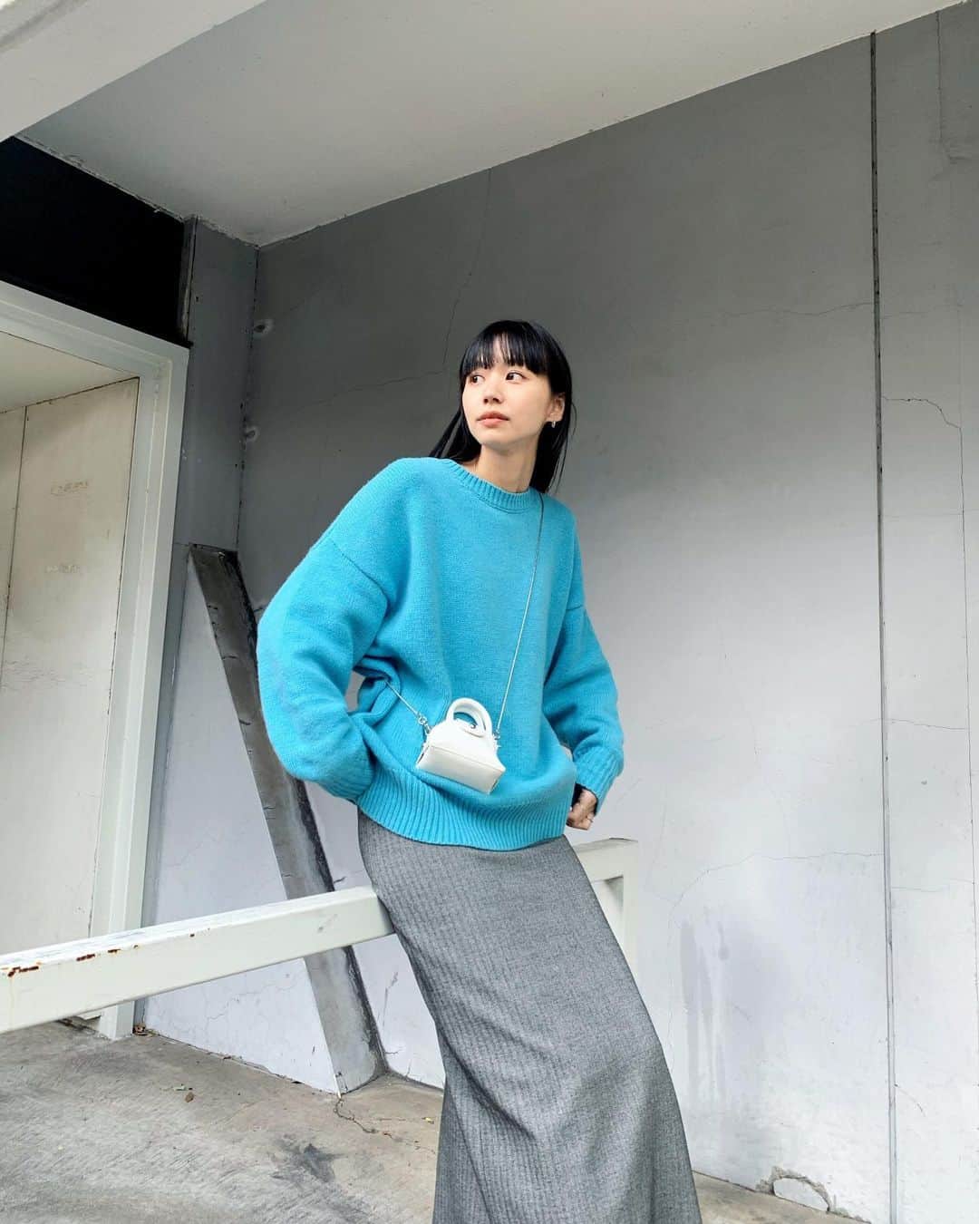 Shiho Sasakiのインスタグラム：「2色買いのニット💙 この色やっぱりだーいすき🐬🫐🦋❄️  #MOUSSY #MOUSSYSNAP」