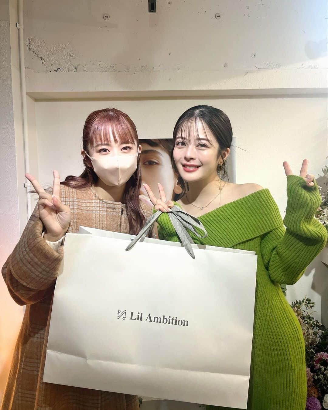 岡田彩花のインスタグラム：「⭐︎ ⭐︎ ⭐︎  ももちさん( @momochi.661 )の ブランド『Lil Ambition』のpopupに 行ってきました✨  第一弾のお洋服から好きで買ってて ついにももちさんにお会いする事が 出来ました☺️ 凄く優しくてお話ししやすくて 幸せな気持ちです…🍀  秋のコートにカラコンも @louer_official でフル装備😂✨  ももちさん・Lil Staffさん・Lil Pressのみなさんありがとうございました✨  #lilambition #popup」