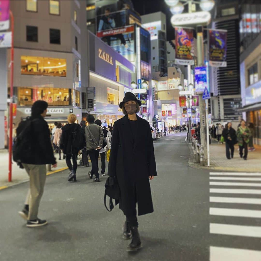 高岡早紀 さんのインスタグラム写真 - (高岡早紀 Instagram)「渋谷にね、行ったの。 バスに乗って。 娘と2人で。 私は強面な格好して。 ちょっとはガードになるかなと。。 でも、意外とこんな服装が1番好みだったりする。。 おじさんな感じ。。  #早紀私服　#渋谷」11月27日 19時16分 - saki_takaoka