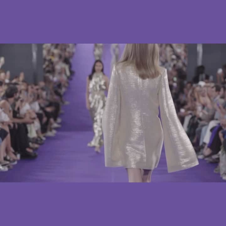 アレクシマビーユのインスタグラム：「Pale gold shades @alexismabille #hautecouture #dazzlingfabrics #champain #palegold #platinium #alexismabillehautecouture @so.currant @judy_kinuthia #soundcreation @emmanuelcaurel」