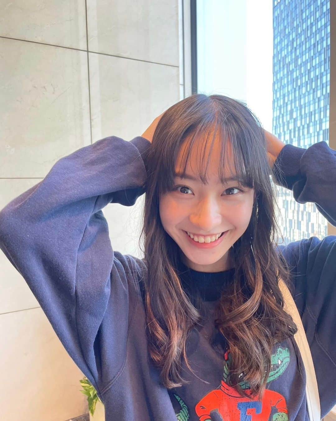 太田雫のインスタグラム：「・ 🐊 ・ 最近はちょっとあったかいけど、来週から寒くなるらしくて結構焦ってます笑 ・ ・ 今回の冬は雪降るかな〜？？🤭 ・ ・ ・ #ニコラ#太田雫 #ワニ#スウェット#ノーマルカメラ#他撮り#巻き髪」