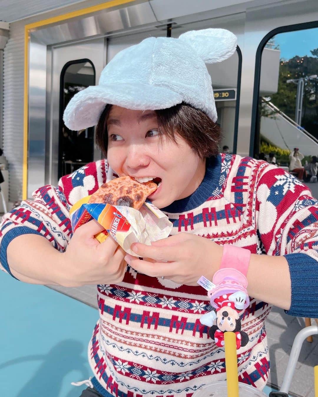 あつろーのインスタグラム：「カルツォーネ優勝🍕🎊 僕が最もディズニーで好きなフードを久しぶりに食べたらこんな顔で食べてました笑 最近忙しいのでディズニーvlogのアップは遅れそうですが撮ってきたので更新を楽しみにしててもらえると嬉しいです🙇‍♂️✨ #ディズニー #カルツォーネ ＃フライドピザじゃなかったです」