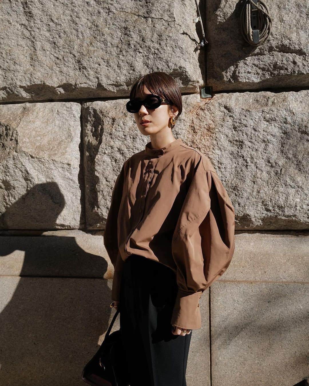 正中雅子のインスタグラム：「個人的に好きなブラウス🫶  袖を大胆にカーブした切替とタックでボリュームをつけ カフスでかっこよく仕上げました💫  首元のボタンも使いやすいバンドカラーにし1番上だけWボタンに🫶  素材感もしっかりハリがあり 着やすいんだけどフォルムがしっかりとでるものを使用して高級感もあるブラウスです！  安定のテーパード合わせなんですが 長めに履きたかったのでこのときは ロングを履いてます！  11/29 (tue)12:00-  #MACHATT #masaco服」