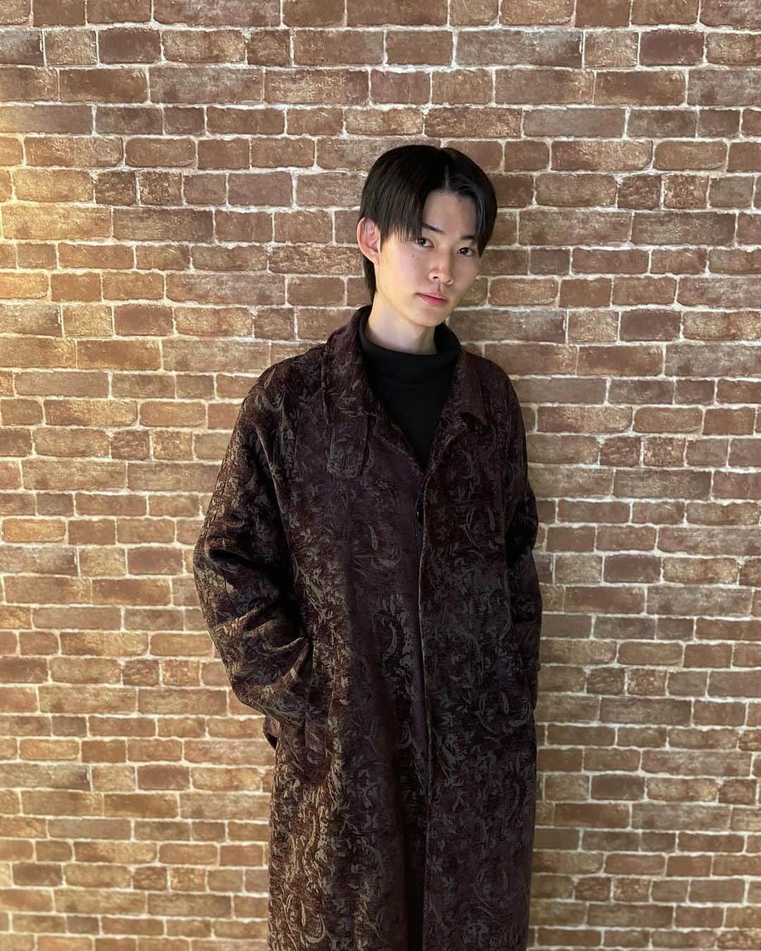 永塚彪聖のインスタグラム：「今日はロングロートday🧥  #着よう着ようで1年くらいクローゼットに眠らせてたコート　  #ジャガード織ってのが渋い  #色んな服が着れる幸せ感謝」