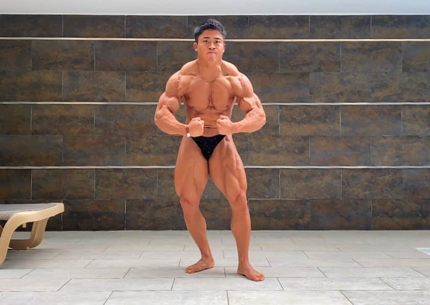 相澤隼人のインスタグラム：「デカくなりたい🦍  終わらない旅を始めてしまった…  YouTubeにポージング動画アップしたのでよかったら見てください👶  #natural #bodybuilding」