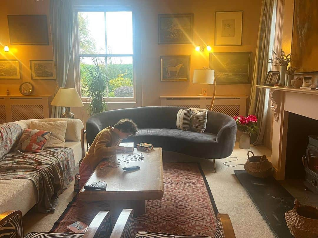 シエンナ・ギロリーのインスタグラム：「Sunday morning jigsaw by the fire, on a beautifully smooth piece of old marble from an old school friend @anna.unwin 🥰💛」