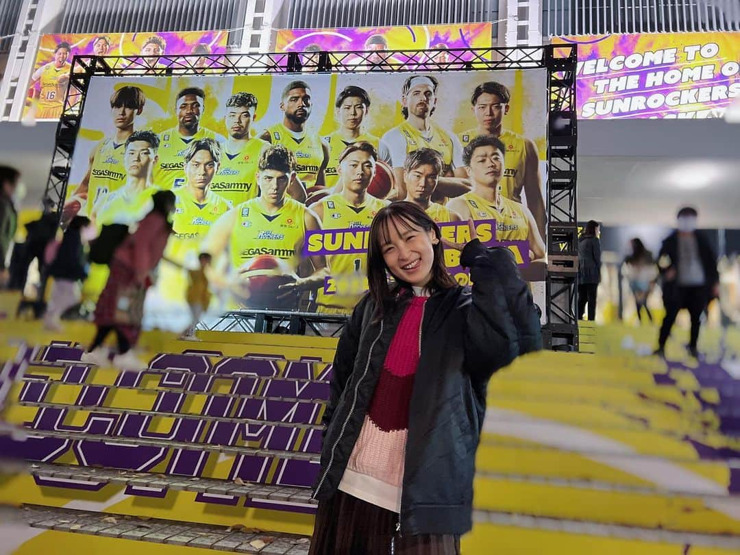 中崎絵梨奈のインスタグラム：「今シーズン初の青学！  サンロッカーズ渋谷vsレバンガ北海道  1Qはレバンガが優勢であっという間に10点リードまでいったけどその後すぐに渋谷も追いついてそこからはラストまで接戦の激アツGAME🏀  レバンガのスピードこんなに速かったっけ！？って思うシーンがたくさんでびっくり..！古巣試合になった #高橋耕陽 の活躍も頼もしかったし、#寺園脩斗 選手 #荒川颯 のバスケスキル高くて拍手👏🏻🥹 #SHOEHURRY やんけ〜ってなってた🌝 ほんでブロック・モータム選手うまあ...  渋谷は　#石井講祐　選手が茨城戦に続き大事な場面での3Pをタフショットで決め切るシーンもあってさすがだった...！！ #津屋一球　選手はベンチ入りしてすぐに得点重ねたり、アタック力がすごい！ #盛實海翔 選手はセクシー大全開！笑 そしてキャリアハイの21得点の活躍！セクシーショット堪能させてもらいました..笑  ほんで入口のパネル？も出来てて 入り口からテンションあがりました🥺！ フードカーもあってカステラを購入☺️  キャラメル好き？って聞かれて好きですって言ったら キャラメル味一つおまけしてくれました☺️🤍 おいしかった〜☺️☺️  サンディーは相変わらずかわいいな🤢  #サンロッカーズ渋谷　#レバンガ北海道 #Bリーグ  #Bリーグ観戦 #bleague #バスケ #バスケットボール #スポーツ観戦女子 #バスケ好きな人と繋がりたい #スポーツ観戦 #バスケ女子 #japan #basketball #スポーツ #sports #Wリーグ」