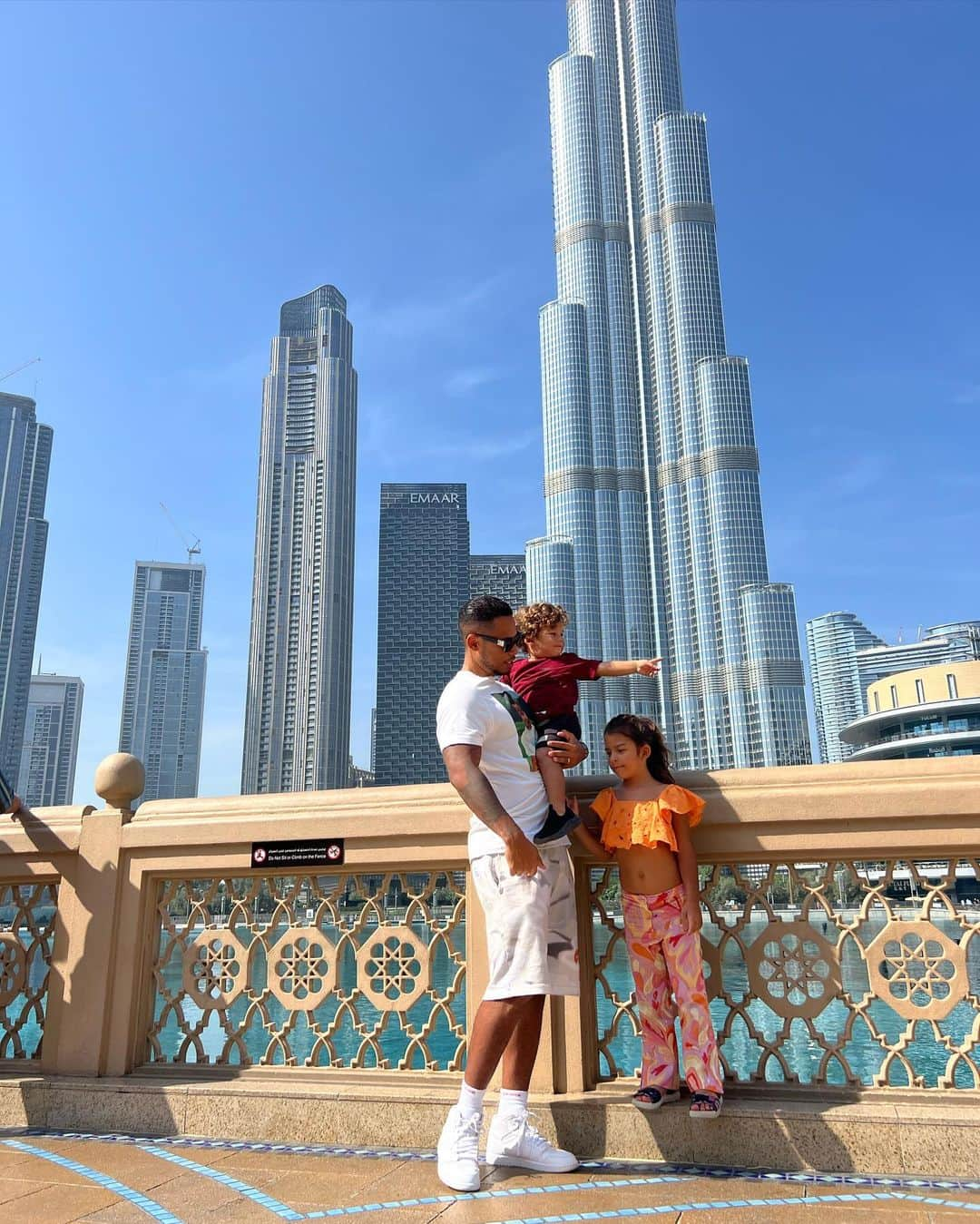 デニス・アオゴさんのインスタグラム写真 - (デニス・アオゴInstagram)「Family vibes 👨‍👧‍👦❤️ #dubai #burjkhalifa」11月27日 20時47分 - dennisaogo