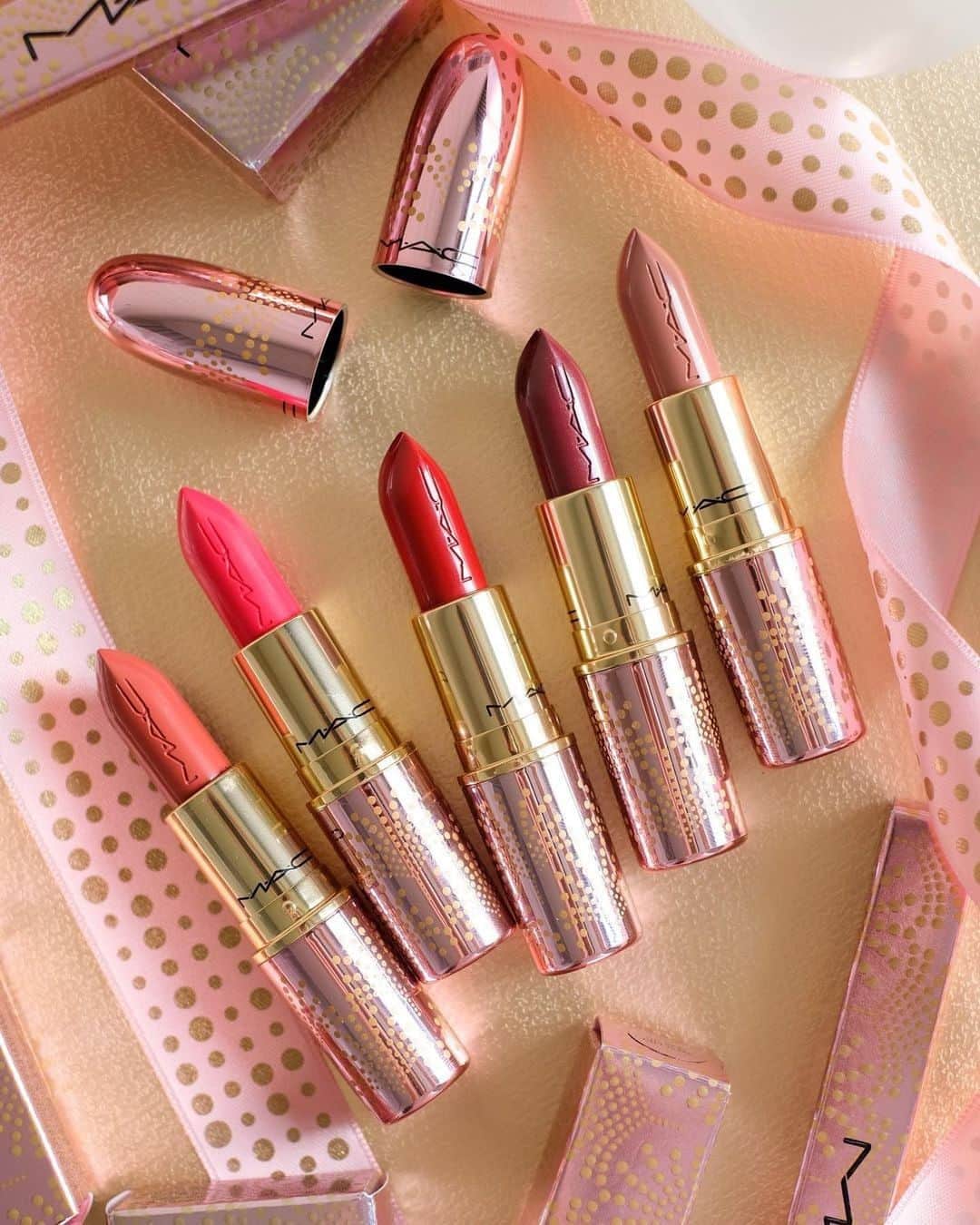 M∙A∙C Cosmetics Japanのインスタグラム：「鮮やかな輝きとシアーな仕上がりのラスターガラスリップスティックと、しっとりとしたマットリップを叶えるパウダー キス リキッド リップカラー💄好みの仕上がりを選んで、ホリデーシーズンの口もとをアップデートして。 はじけるようなバブルの限定パッケージはギフトにもおすすめ✨  🎀画像1枚目：ラスターガラス シアー シャイン リップスティック 🎀画像2枚目：パウダー キス リキッド リップカラー  #MACクリスマスコフレ2022　 #MACBUBBLESANDBOWS #MACHOLIDAY #MACバブルズアンドボウ #Regram: @macartist_foam」