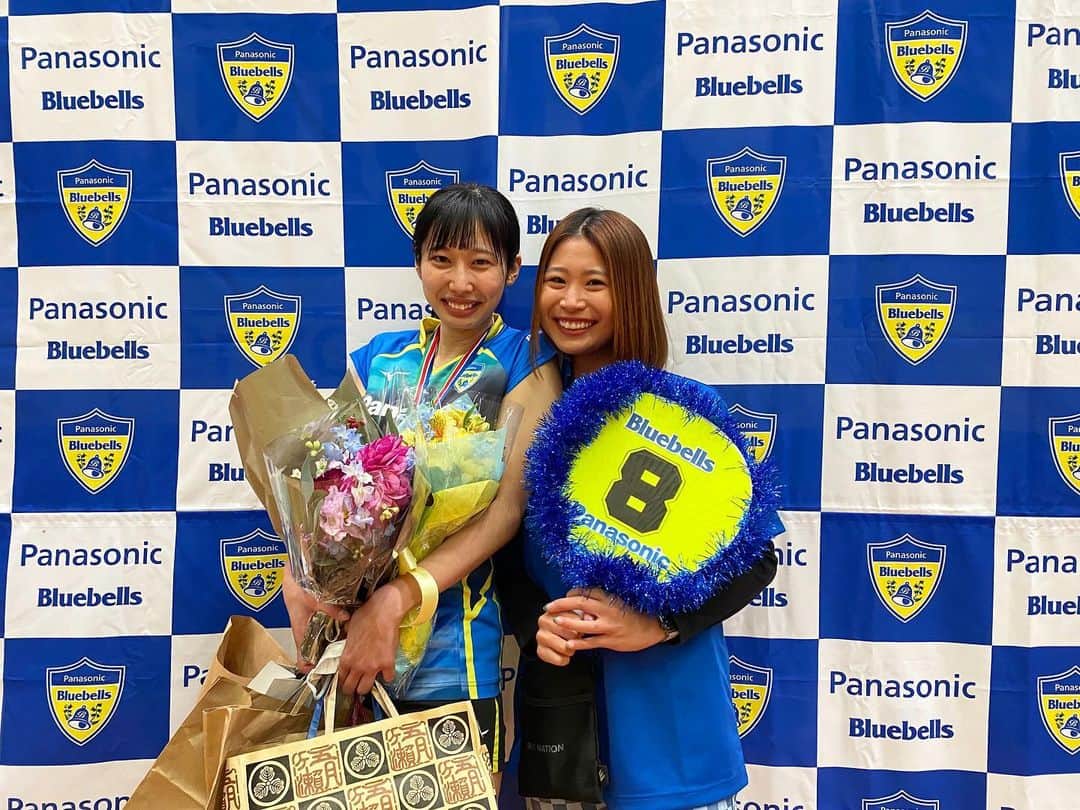 奥野由のインスタグラム：「姉、引退。お疲れ様☺️🤍 今年も日本一おめでとう🔥  #パナソニックブルーベルズ  #バレーボール  #９人制バレーボール」