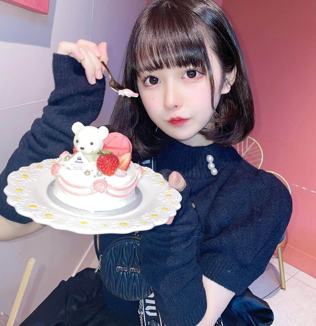 兎凪さやかのインスタグラム：「原宿の可愛いケーキ食べたい🎂❤︎  #原宿　#ケーキ　#ボブヘアアレンジ ＃くまケーキ」