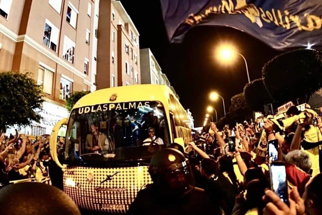 サンドロ・ラミレスのインスタグラム：「No traten de entenderlo ⚽️💛💙. Orgulloso de este equipo y de mi afición 👏🏼」
