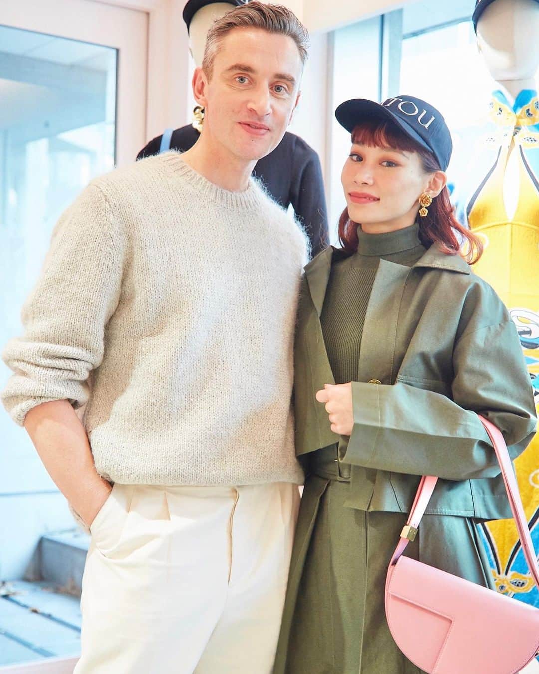 マドモアゼル・ユリアのインスタグラム：「PATOUのデザイナー、ギョームと初対面☺️  PATOUは元々1914年に、ジャン・パトゥが初めたクチュールメゾンですが、現在はギョームがデザイナーとなり、パトゥと名前を改めました。  ギョームはこれまで、若くしてカルヴァンやニナリッチのデザイナーを務めた経験のある才能あふれたデザイナーで、毎シーズン楽しみにしてます😊 今までSNSでお話した事はあったけど、実際に会ってみたらとっても優しく知的な方で益々ファンになりました🫶🏻 この日のカーキのルックもとってもお気に入り。生地をたっぷり使ったスカートは、ちょっと袴っぽくて素敵と勝手に思っています💚  It was really lovely to meet you💖 I look forward to seeing you again soon😊 @guillaumemarcdamienhenry   ところで先日、美徳のよろめきを読んでいたらジャンパトゥの香水のお話が出できて、何故か嬉しかった☺️  @patou #patou #パトゥ」