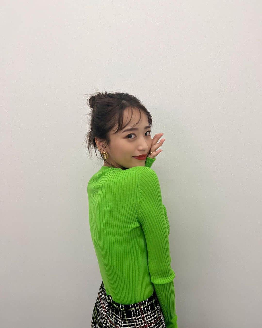 近藤千尋のインスタグラム：「仙台だからずんだ色の服きて ずんだ餅ヘア🟢🟢笑 (嘘、たまたまです。笑☺️)  公開収録終わりに📻 ずんだシェイクも飲んで、 お土産も買って帰りました🙋🏻‍♀️💕  やっぺぇちゃんと📷かわいかった❤️  明日からまた1週間がんばろね☺️！！！ みんな、⚽️サッカー観てたかな❓  子供達も珍しく起きてて 一緒に観てたから 明日はゆっくり寝てくれそう😴笑💓  スポーツって、心が一つになるね☺️！  tops,skirt @enfold_official pierce @ogii_accessory  #近藤千尋衣装」