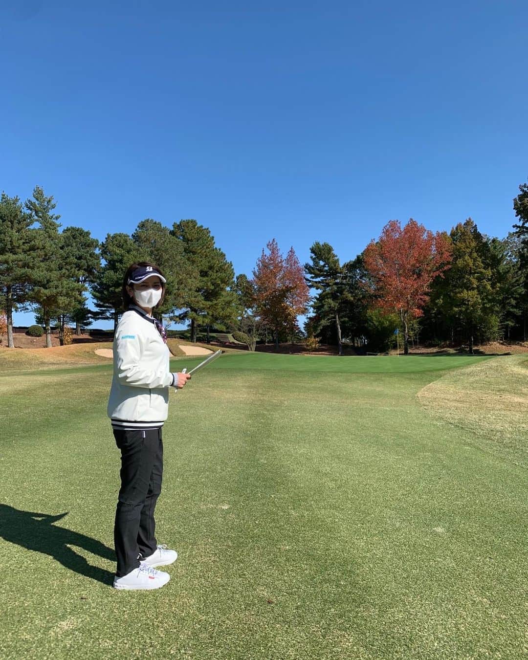 宮里藍のインスタグラム：「先日、 @suntory_ladies の下見で #六甲国際ゴルフ倶楽部 さんに足を運びました！相変わらず素晴らしいコンディションでしたが、試合に向けて来年のテーマを共有させて頂きながら、充実した話し合いが出来たと思います。  しかしコースセッティングという課題は私自身に多く、常に勉強していかないといけないので、なかなかハードルも高く難しさも感じています。勿論やり甲斐や充実感のが強いですが💪🔥少しずつ、形にしていけるように、沢山の方の協力を得ながら頑張ります！！  また写真4枚目からは、ゴルフ場さんが取り入れた #バイオマスボイラー です！これが本当に素晴らしく、コースで間伐される木を兵庫県の加工工場で木質チップに加工し、それをバイオマスボイラーに投入して温水を蓄熱して温浴施設や給湯に利用しているのだそうで、CO2の削減が年間で220tになるそうです…！！  これまで重油ボイラーだったものが、ゴルフ場さんだけで安定的に供給可能な木質燃料に転換した事で、環境に配慮した循環を生んでいて、こんな事がゴルフ場で出来る時代になったのかと、驚きました…！！  おそらく導入は日本初だと思いますが、こんな裏側まで知る機会もまた、こういった下見ならではだなぁと。勉強になりました！  六甲国際ゴルフ倶楽部様、ありがとうございました！🙇‍♀️✨  #何だか久々のゴルフウェア #今年の秋冬も着やすくて🙆‍♀️ @suntory_ladies  @bridgestonesports_golf  @am_invitational」