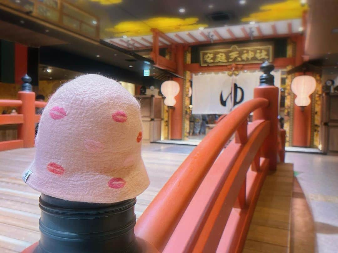 大島みづきさんのインスタグラム写真 - (大島みづきInstagram)「新しいオリジナルのサウナハット🎩 今回もSAUNA HAT FACTORY @sauna_hat_factory さんでお願いしました🐵  前回オーダーしたリップモチーフの色違いのピンク💖で、ちょっと微調整Ver.です💋 今回もめちゃくちゃかわいいい🥰  サウナハットは洗濯機で洗える素材の日と、とにかく熱に強いウールと使い分け🐏  #サ活 #サウナ #サ道 #サ旅 #サ飯 #温泉 #銭湯 #サウナー #サウナ女子 #サウナー女子 #ロウリュ #ととのい #サウナガール #サウナイキタイ #サウナチャンス #サウナハット #リップモチーフ #リップ柄 #オリジナルサウナハット #サウナハットファクトリー #saunahatfactory #sauna #saunner #saunagirl  #followme  #온천 #찜질방 #💋 #空庭温泉」11月27日 22時03分 - mizukiss56