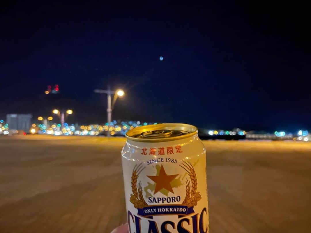 ウエムラユウキさんのインスタグラム写真 - (ウエムラユウキInstagram)「札幌、函館楽しかった〜！ 旅行とか特に好きなタイプじゃなかったけどバンドやってるとツアーで色んなところ行く機会あって楽しい。 移動日に1人でぐるぐる知らないところを散歩したり綺麗な景色みるの好きになってきた。函館ライブ終わりに景色良すぎて海辺でビール一杯いただきました。こういう楽しみ方は大人になったからできるようになったのかもな、」11月27日 22時04分 - uemubass