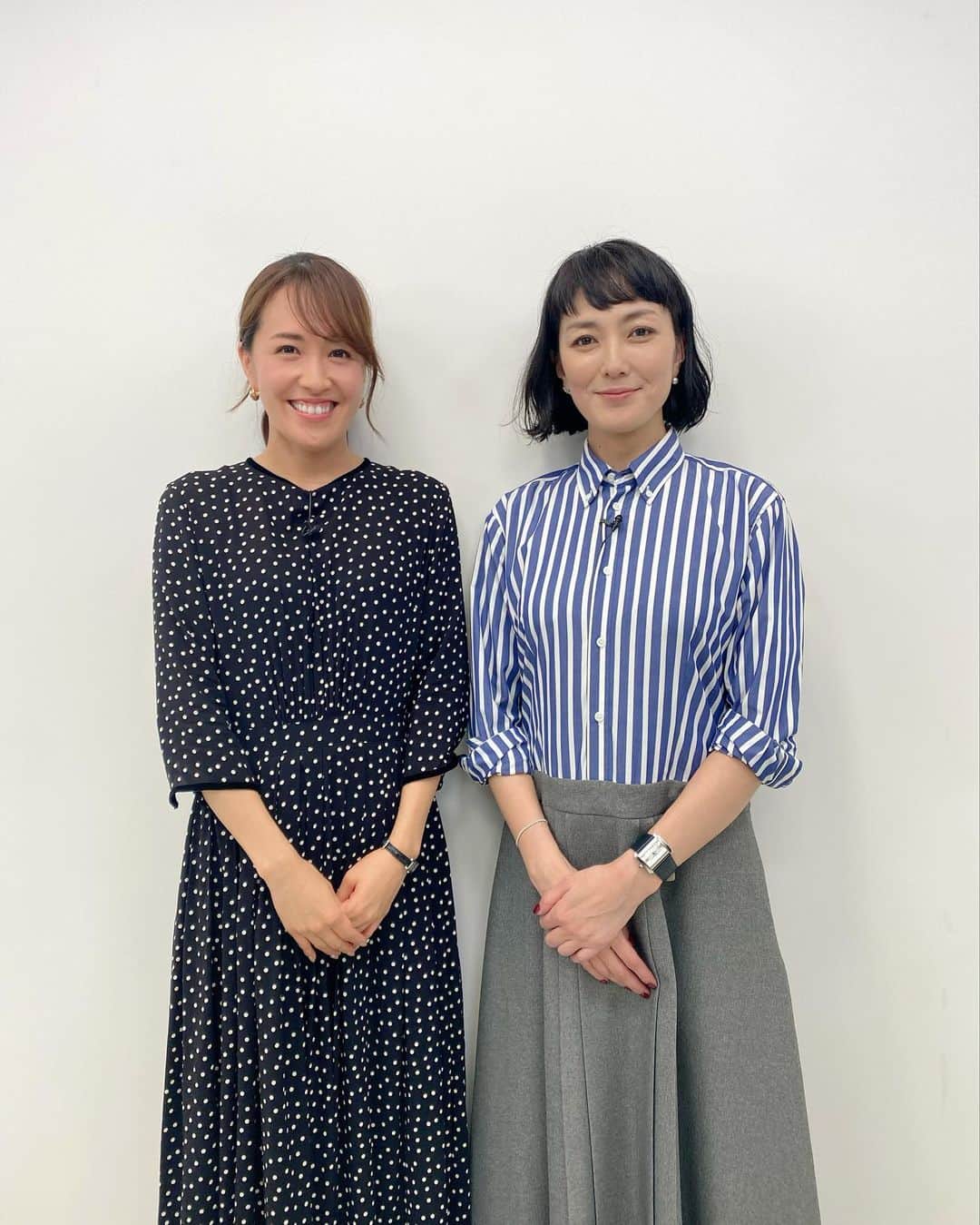 堤友香のインスタグラム：「. 先日、 ハッピープラスアカデミアの特別講座 「板谷由夏の居心地の良いスタイルとは？」 のMCをさせていただきました。  俳優としての活躍だけではなく ご自身のブランド「SINME」も立ち上げている板谷さん✨  愛用ジーンズをはじめ、 靴やスカーフなど素敵な私物を たくさん持ってきてくださり 実際に着ていただいたり、 コーディネートしていただきながら おしゃれを学ぶ贅沢な時間でした✍️  ジュエリーやスカーフの取り入れ方、 SINMEの新作や プロデューサーとしてのお話など 盛りだくさんです！！  12月1日から15日まで ハッピープラスアカデミアのサイトで オンデマンド配信が予定されています☺️  また近くなりましたら ストーリーにリンクなど載せますね！  板谷さん。 お美しくて、優しくて 本当ーーに素敵な方で感動しました。 ぜひ板谷さん流のおしゃれを 講座で聞いてみてください✨  ちなみに私も衣装として SINMEのワンピースお借りしました😆 生地がしっとりしていて着心地抜群！ ハピプラストアの口コミで絶賛されている理由がわかりました！感動でした💓  #板谷由夏さん #板谷由夏 さん　#sinme #ファッション #ファッション講座 #ootd #ハピプラ #ハッピープラスストア #ハッピープラスアカデミア  #mc #司会のお仕事 #司会」
