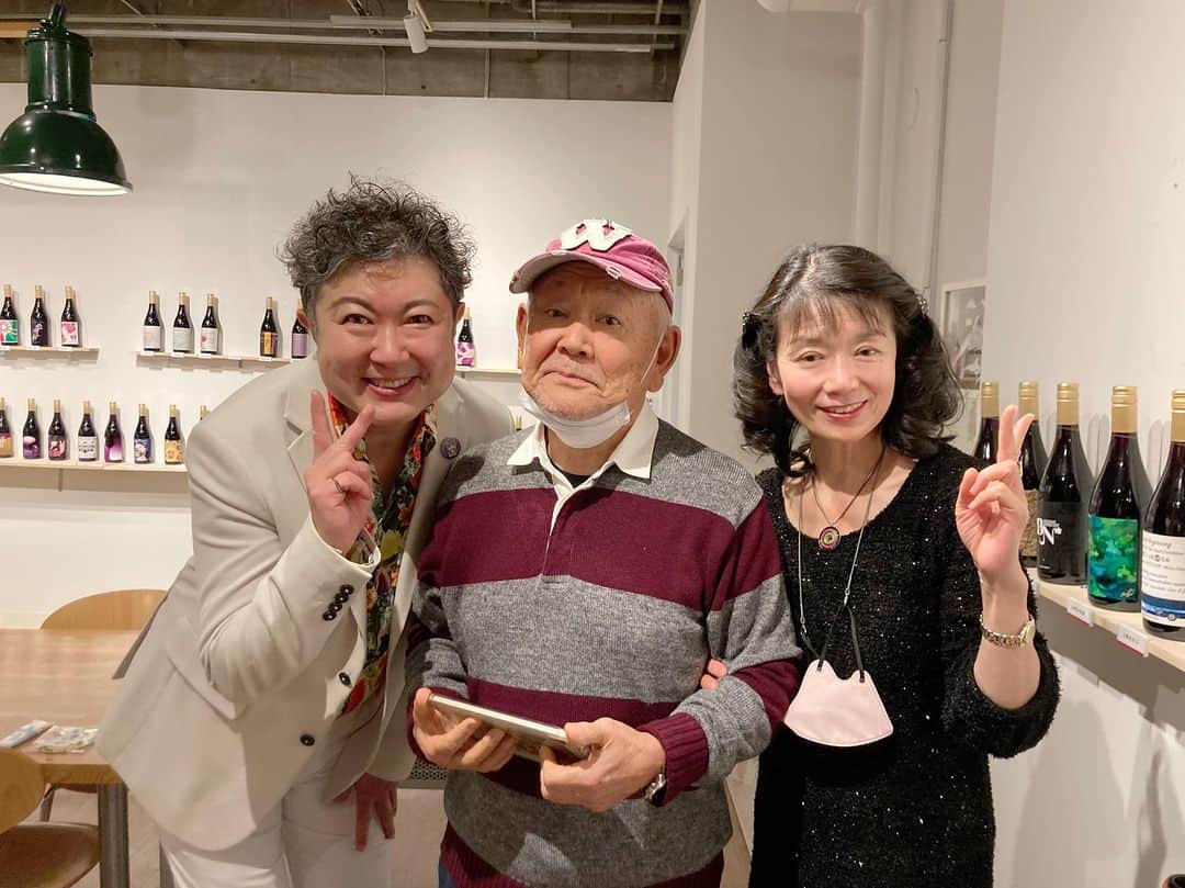 のインスタグラム：「伊藤ともんさんの「今年最後の大阪ライブ」京町堀 a&w（アート&ワイン）へ。  ともんさん、福田先生そして7月に天に召された真理さんに、お会いすることができて嬉しかった❣️来春、また、大阪にと言ってくださってた。春の楽しみが、またひとつ💕  2022.11.27のセトリ 虹の彼方に（フルート演奏） リンゴ追分（福田先生リクエスト） 雨にも負けず パピエ（真理さんからの楽譜で） 5番街のマリー（2番は「京町堀の真理ぃ」） 大阪メトロのうた（大阪地下鉄の駅名を網羅） ソラミ（来年の紅白で歌う予定） 昔聴いたシャンソン（青葉城恋歌のB面） 愛燦燦 クリスマスソング（フルート演奏）  ピアノ: 石田美智代さん」