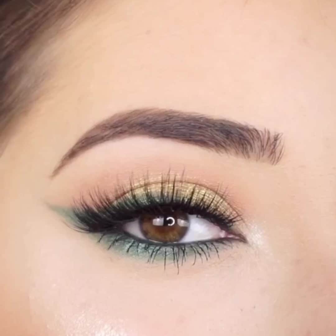 BH Cosmeticsのインスタグラム：「Holiday glam tutorial by beauty @paulina_alaiev 👀💚 ft. our Zodiac - 25 Color Eyeshadow & Highlighter Palette⁣ 💫 #bhcosmetics」
