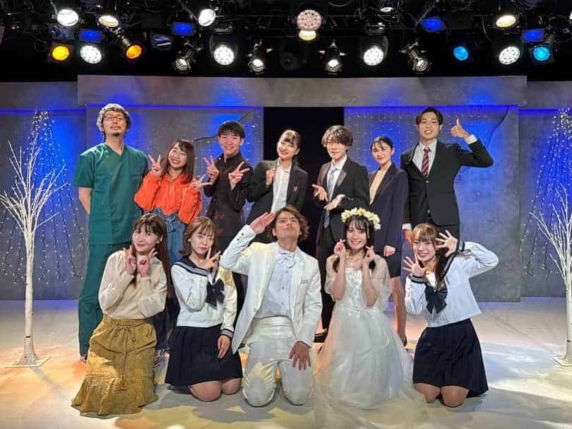 のインスタグラム：「舞台君のいない世界  終幕いたしました！  過去、未来チーム共に最後まで誰一人欠けることなく走り抜けて本当によかった。  劇場まで足を運んでくれた皆様には本当に感謝しております🥲  今回はタイムリープを描いた作品て随所に沢山の伏線やパズルのようにピースを紡ぎ合わせると繋がるようなシーンがありました🧩  是非画面越しでも公演動画が見れるので劇場来れなかった方、または劇場に来たけどもう一度見たいと思った方は是非期間限定公演動画をご覧ください^_^  SFIDA ENTERTAINMENTさんのサイトより詳しい情報が載ってますので是非チェックよろしくお願い申し上げます🔥  またどこかで皆様にお会いできることを楽しみにしています♪  舞台君のいない世界ご来場誠にありがとうございました😊  P.S. 座組の皆様、たくさん一緒に写真撮ってもらって嬉しいのですがオフショット的なものが送られてきていないので是非僕に写真をください。笑」