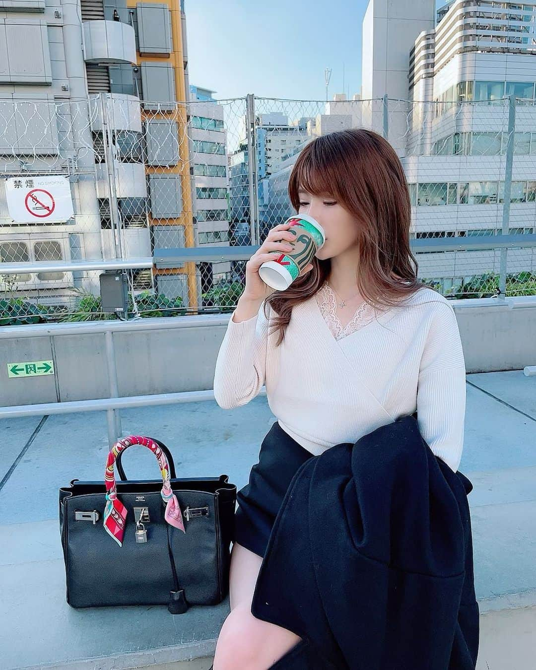 優月美羽のインスタグラム：「天気よくて気持ちよかった日🌞🌸🥰 スタバのクリームブリュレラテが神的に美味しかった🥺🥺 ちなみにウーロンティーラテも今日飲んだけど美味しかった😍  トップス @grl_official 💓 中のレースキャミみたいにくっついていてチラ見え可愛いくて一目惚れ❤️  #グレイル #grl  #grlコーデ」