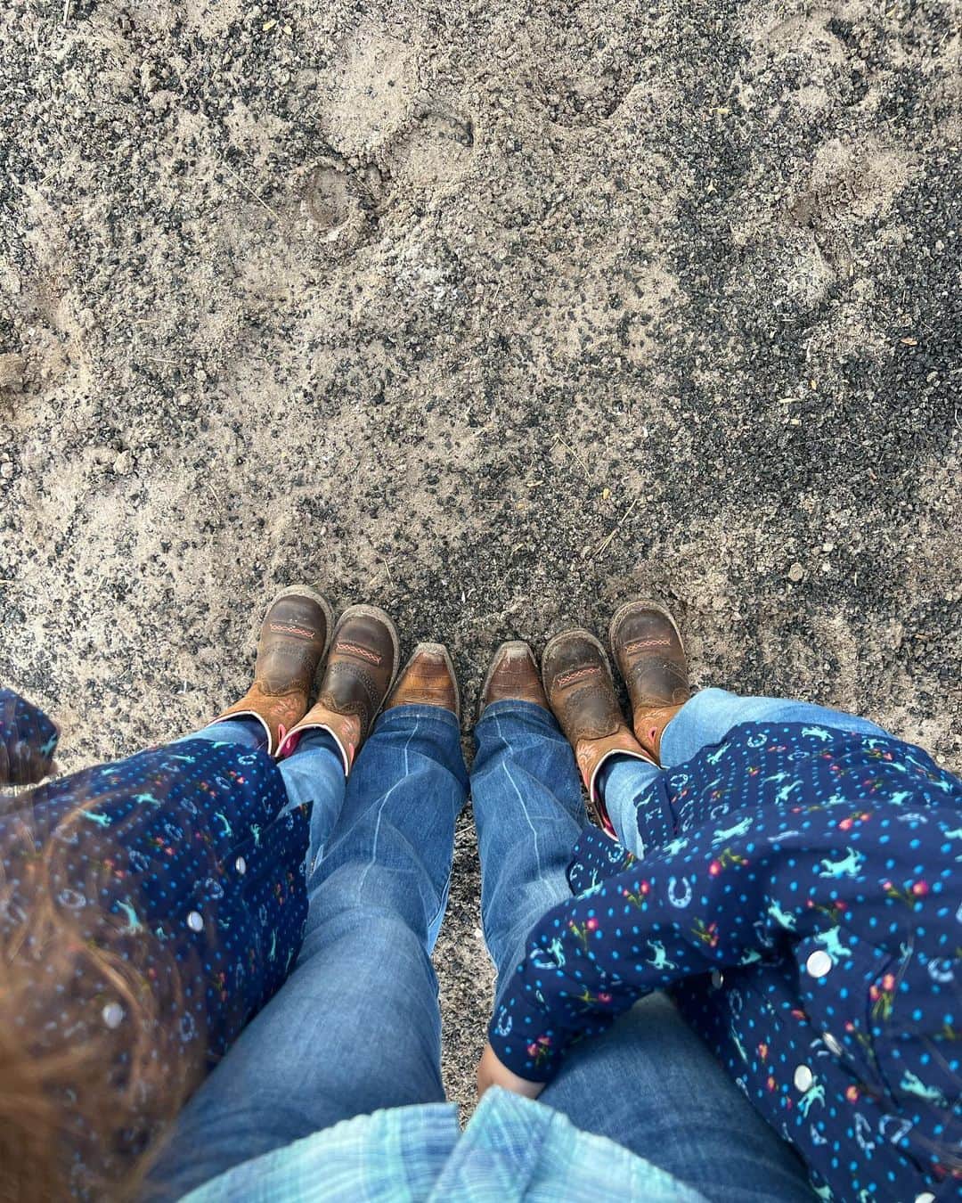 ローレン・マイコラスのインスタグラム：「Special time with my little cowgirls @blueridge_farms」