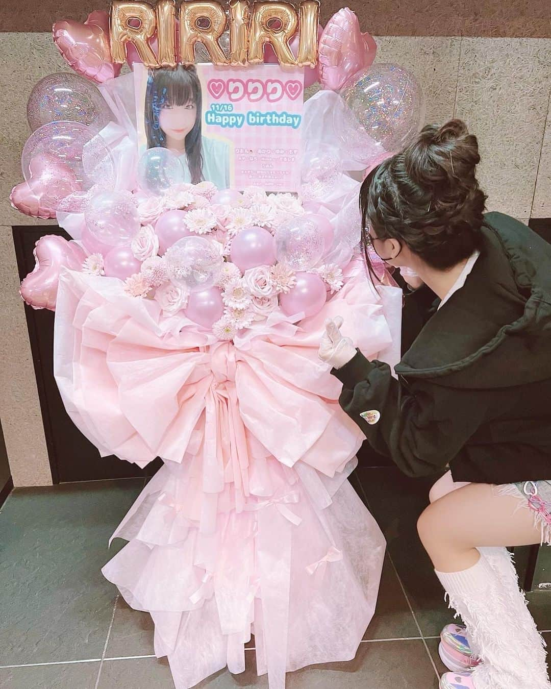 りりりさんのインスタグラム写真 - (りりりInstagram)「りり誕2022ありがとうございました😭💓久しぶりに誕生日パーティーをできてホンマに幸せでした🥹🥹 たくさんのかわいいバルーンスタンドやフラワースタンド、プレゼント本当にありがとうございます🥰 めちゃくちゃ嬉しかったです😭🫶🏻 これからもりりりをよろしくお願いします🫣  #りり誕2022」11月28日 1時56分 - ririri1116